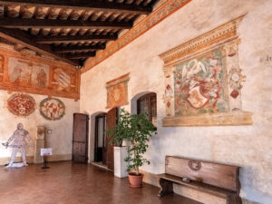 Alcuni affreschi del loggiato al piano primo