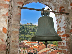 Campana lungo il cammino di ronda del Castello Inferiore Marostica