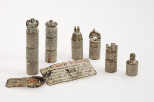 Regno Unito, c. 1943, viti di ottone da bombe incendiarie, Re: 6 cm