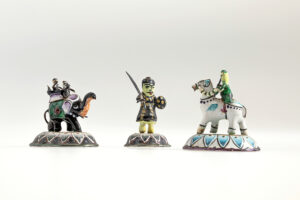 India, Rajastan, Jaipur, inizio XX secolo, pietra dura, argento, smalto, perle, rubini cabochon, Re: 12 cm