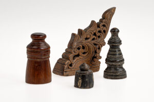 Filippine, metà XX secolo, legno esotico e corno, Re: 4,5 cm