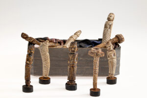 Birmania, Myanmar, probabilmente XX secolo, osso naturale e tinto, Re: 9,5 cm