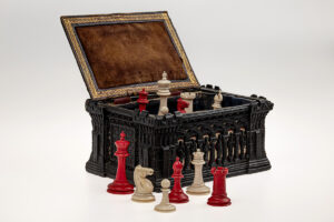 Londra, Inizio XIX secolo, avorio e scatola Carton Pierre (cartapesta), Re: 8,9 cm