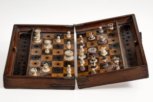 Regno Unito, XIX secolo, osso naturale e tinto rosso, scacchiera in mogano: 29,5 x 23,5 cm